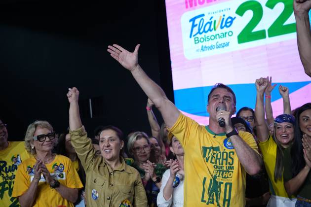 Flavio Bolsonaro meets female supporters in Rio RIO DE JANEIRO, BRAZIL, OCTOBER 10, 2026: Brazilian presidential candidate Flavio Bolsonaro addresses female supporters during a campaign event in Rio de Janeiro ahead of the October 25 presidential runoff election against incumbent President Luiz Inacio Lula da Silva. Bolsonaro met with women leaders and supporters to discuss women s participation in politics, family support and social inclusion policies, including assistance for mothers and families of children with special needs. The event formed part of his campaign efforts to mobilize voters ahead of the second round. Rio de Janeiro Brazil Copyright: x xMarianaxGreifx xJNAxPressx
