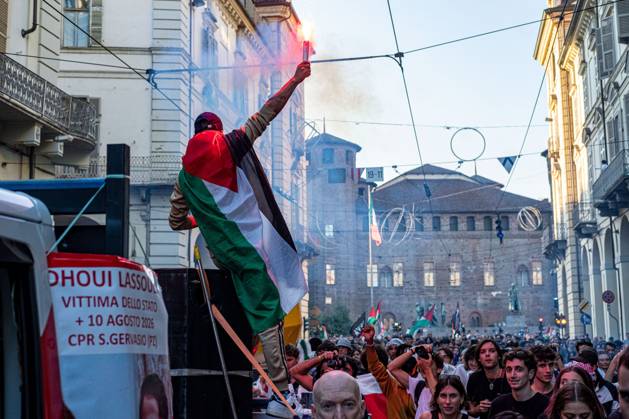 October 10, 2026, Turin, Italy: TURIN, ITALY, OCTOBER 10, 2026: Thousands of demonstrators march through the streets of Turin during a regional protest in solidarity with Palestine. Participants from across the Piedmont region gathered for the demonstration organized by Torino per Gaza, waving Palestinian flags and carrying banners as they marched through the city center. The procession passed through several neighborhoods, including Barriera di Milano, before returning toward central Turin. Italian news agency ANSA estimated attendance at around 8,000, while organizers claimed 20,000 participants. Turin Italy - ZUMAq101 20261010_zna_q101_345 Copyright: xCamillaxBaronettox