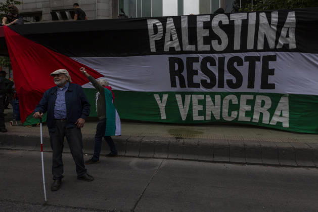 Persons demonstrate in solidarity with the Palestinian people in Santiago de Chile, on October 10, 2026. On the global day of action for Palestine. Santiago Chile Copyright: xClaudioxAbarcaxSandovalx