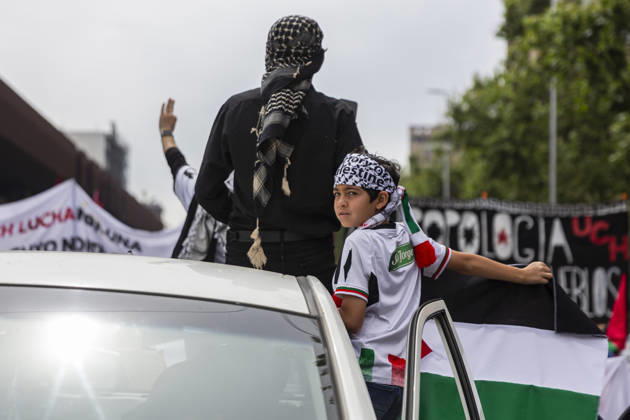 Persons demonstrate in solidarity with the Palestinian people in Santiago de Chile, on October 10, 2026. On the global day of action for Palestine. Santiago Chile Copyright: xClaudioxAbarcaxSandovalx