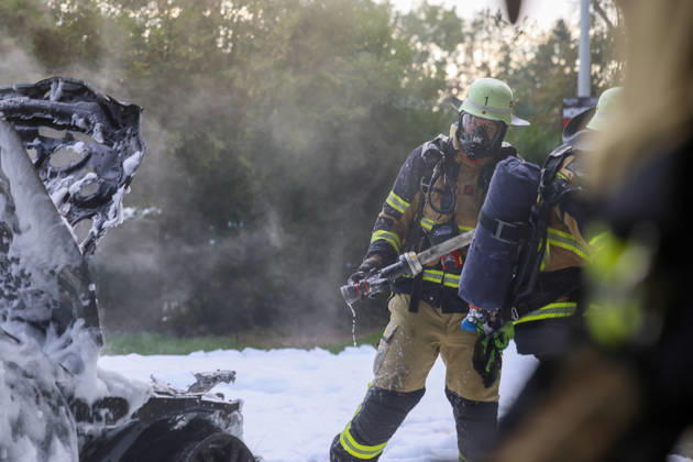 PKW brannte - auslaufender Kraftstoff brannte auf allen Fahrspuren Eine große Rauchsäule wies den Feuerwehrleuten am Samstagnachmittag gegen 16:20 Uhr bereits den Weg zum Brandort. Auf der Straße Frankfurter Damm war ein Mercedes PKW in Richtung Wald fahrend, plötzlich in Flammen aufgegangen. Andere Autofahrer hatten den Pkw-Fahrer durch Hupen auf einen Entstehungsbrand am Fahrzeug hingewiesen. Kurz nachdem der junge Mann den PKW zum Stillstand gebracht hatte riss offenbar eine Kraftstoffleitung und brennender Kraftstoff lief die Straße entlang. Als die Einsatzkräfte der Solinger Feuerwehr eintrafen, brannte es bereits großflächig auf beiden Fahrspuren. Unverzüglich wurde eine Brandbekämpfung eingeleitet, hierbei unterstützten
