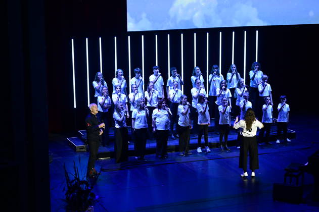 Dirk Michaelis and YOUTH OF HOPE, the select choir of the Goldenes Lamm Music School in Dresden, at the 18th Hope Gala 2026 at the Schauspielhaus Dresden, October 10, 2026 Copyright: xMatthiasxWehnertx