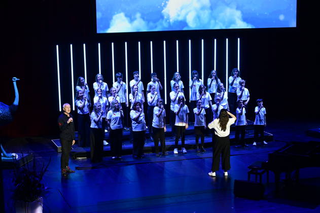 Dirk Michaelis and YOUTH OF HOPE, the select choir of the Goldenes Lamm Music School in Dresden, at the 18th Hope Gala 2026 at the Schauspielhaus Dresden, October 10, 2026 Copyright: xMatthiasxWehnertx