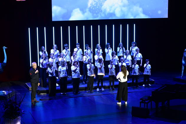 Dirk Michaelis and YOUTH OF HOPE, the select choir of the Goldenes Lamm Music School in Dresden, at the 18th Hope Gala 2026 at the Schauspielhaus Dresden, October 10, 2026 Copyright: xMatthiasxWehnertx