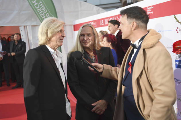 Ritchie Barton and Uwe Hassbecker at the 18 Hope Gala 2026 at the Schauspielhaus Dresden, October 10, 2026 Foto:xM.xFischerx xFuturexImagex hope_6076