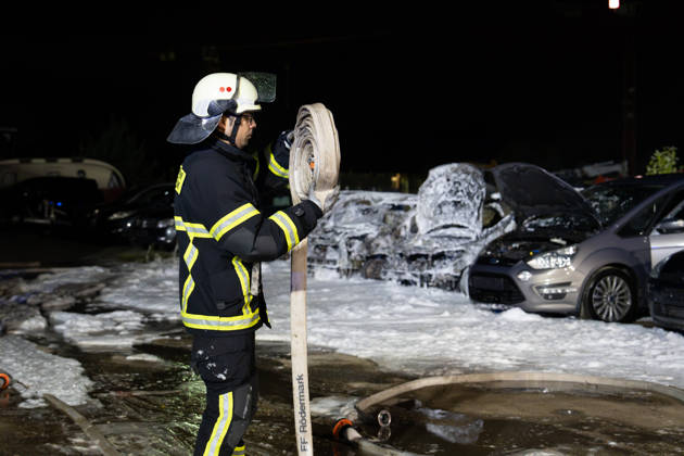 Drei Autos in Vollbrand Polizei ermittelt wegen Brandstiftung Seitenscheiben eingeworfen Am 11.10.2026 brannten gegen 00:20 Uhr in der Kapellenstraße im Rödermarker Stadtteil Ober-Roden auf einem privaten Schotterparkplatz drei Pkw in Vollbrand. Die Feuerwehr Rödermark Ober-Roden löschte die Fahrzeuge mit Schaum, von ihnen blieb laut Polizei nur das Chassis erkennbar. Ein Übergreifen auf die Pkw links und rechts wurde verhindert, vor Ort waren 14 Einsatzkräfte der Feuerwehr und 2 Beamte der Polizei. Bei weiteren abgestellten Pkw waren die Seitenscheiben augenscheinlich eingeworfen worden, die Polizei ermittelt wegen Vandalismus und Brandstiftung. Der Gesamtschaden wird auf etwa 15.000 Euro geschätzt. Rödermark Ober-Roden Hes