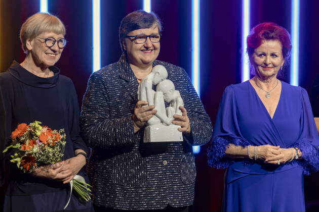 Dr. Maria Decker Mitte accepts the HOPE Award on behalf of SOLWODI—Sister Lea Ackermann, SOLidarity with WOmen in DIstress (Solidarity with Women in Distress)—during the 18th HOPE G