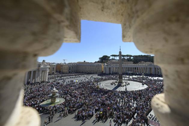 ITALY - ANGELUS -POPE -2026 10 11 Italy, Rome, Vatican, October 11, 2026: Pope Leo XIV delivers his address during the Angelus prayer from the window of the Apostolic Palace overlooking St. Peter s Square in the Vatican EDITORIAL USE ONLY - NO BOOKS Copyright: xVATICANxMEDIA xCatholicxPressxPhotox