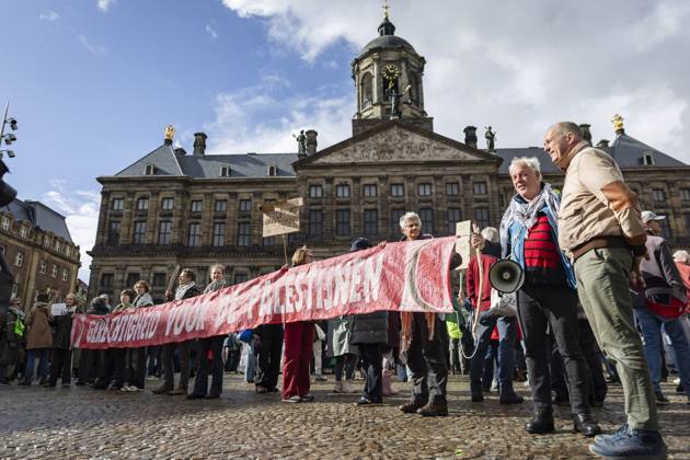 AMSTERDAM - Demonstrators during a national protest on Dam Square marking the conclusion of the nationwide week of action for sanctions against Israel. According to various activist groups, despite the ceasefire , the genocide against the Palestinian people continues unabated. KOEN VAN WEEL ANP netherlands out - belgium out  Copyright: xx x572123236x originalFilename: 572123236.jpg