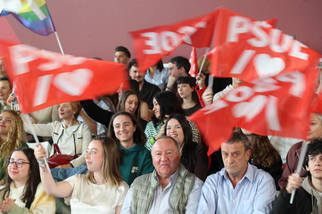 Pedro Sánchez Speaks at a Pre-Campaign Event in Ponferrada, León Several people at a PSOE pre-campaign event at La Térmica Cultural in Ponferrada on October 11, 2026, in Ponferrada, León, Castile and León, Spain. The Prime Minister and Secretary-General of the PSOE, Pedro Sánchez, kicked off the pre-campaign for the general election on November 29 this weekend with two events: on Saturday in Dos Hermanas, Seville, and today in Ponferrada, León, at the Térmica Cultural of the Energy Foundation, October 11, 2026, Ponferrada, León, Castile and León, Spain Copyright: xCarlosxCastrox 7837761