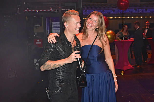 Milan Devinne with a guest at the 18 Hope Gala 2026 at the Schauspielhaus Dresden, October 10, 2026 Foto:xM.xWehnertx xFuturexImagex hope_6231