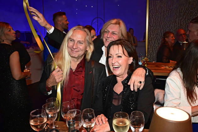 Uwe Hassbecker, Ritchie Barton, and Ute Freudenberg at the 18 Hope Gala 2026 at the Schauspielhaus Dresden, October 10, 2026 Foto:xM.xWehnertx xFuturexImagex hope_6274