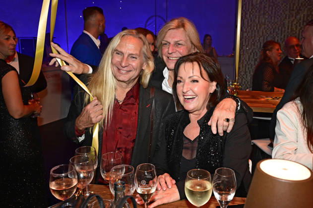 Uwe Hassbecker, Ritchie Barton, and Ute Freudenberg at the 18 Hope Gala 2026 at the Schauspielhaus Dresden, October 10, 2026 Foto:xM.xWehnertx xFuturexImagex hope_6275