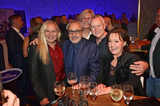 Uwe Hassbecker, Wolfgang Stumph, Ritchie Barton, Gerd Michaelis, and Ute Freudenberg at the 18th Hope Gala 2026 at the Schauspielhaus Dresden, October 10, 2026 Foto:xM.xWehnertx xFuturexImagex hope_6276