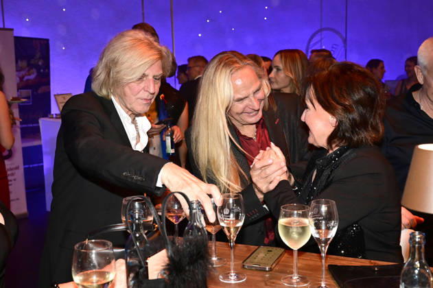 Ritchie Barton, Uwe Hassbecker, and Ute Freudenberg at the 18 Hope Gala 2026 at the Schauspielhaus Dresden, October 10, 2026 Foto:xM.xWehnertx xFuturexImagex hope_6278