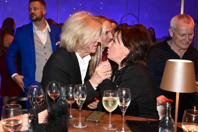 Ritchie Barton, Uwe Hassbecker, and Ute Freudenberg at the 18 Hope Gala 2026 at the Schauspielhaus Dresden, October 10, 2026 Foto:xM.xWehnertx xFuturexImagex hope_6279