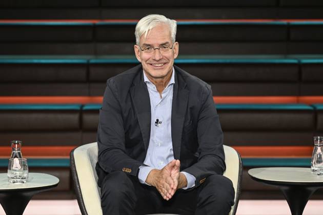 Mathias Middelberg, politician, 10 26 ago Mathias Middelberg on October 7, 2026, on *Markus Lanz*, ZDF TV, talk show, Germany, German, German man, politics, CDU, German politician, sitting cross-legged, smiling