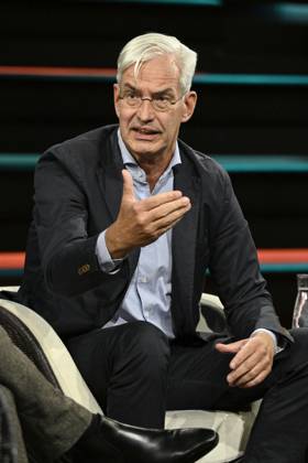 Mathias Middelberg, politician, 10 26 ago Mathias Middelberg on October 7, 2026, on *Markus Lanz*, ZDF TV, talk show, Germany, German, German man, politics, CDU, German politician, sitting upright, speaking, gesturing