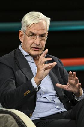 Mathias Middelberg, politician, 10 26 ago Mathias Middelberg on October 7, 2026, on *Markus Lanz*, ZDF TV, talk show, Germany, German, German man, politics, CDU, German politician, sitting upright, speaking, gesturing