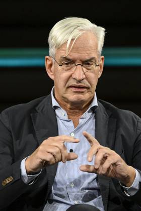 Mathias Middelberg, politician, 10 26 ago Mathias Middelberg on October 7, 2026, on *Markus Lanz*, ZDF TV, talk show, Germany, German, German man, politics, CDU, German politician, sitting upright, speaking, gesturing
