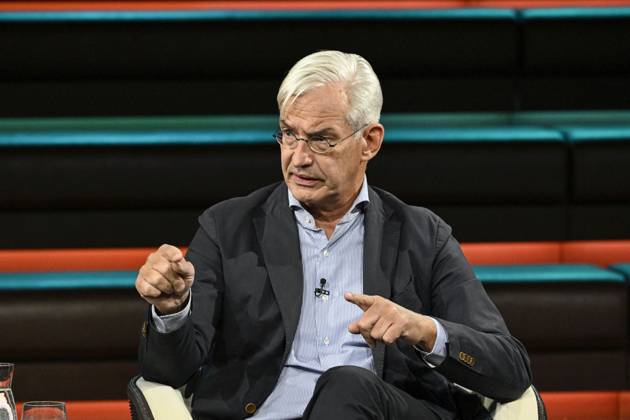 Mathias Middelberg, politician, 10 26 ago Mathias Middelberg on October 7, 2026, on *Markus Lanz*, ZDF TV, talk show, Germany, German, German man, politics, CDU, German politician, sitting sideways, speaking, gesturing