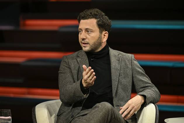Felix Banaszak, politician, 10 26 2026. Felix Banaszak appeared on Markus Lanz on October 7, 2026, on ZDF TV. Talk show, Germany, German, German man, Alliance 90 The Greens, Green Party, Green, politics, German politician, sitting sideways, speaking, gesturing