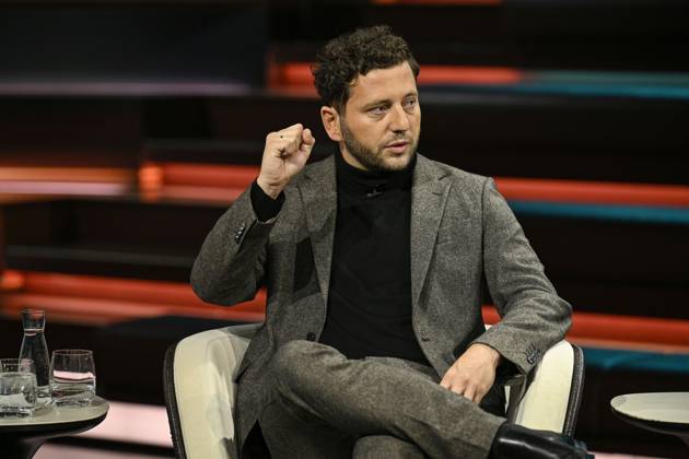 Felix Banaszak, politician, 10 26 2026. Felix Banaszak appeared on Markus Lanz on October 7, 2026, on ZDF TV. Talk show, Germany, German, German man, Alliance 90 The Greens, Green Party, Green, politics, German politician, sitting sideways, speaking, gesturing