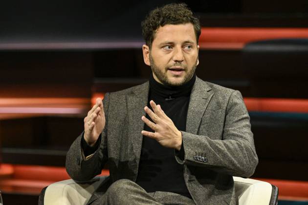Felix Banaszak, politician, 10 26 2026. Felix Banaszak appeared on Markus Lanz on October 7, 2026, on ZDF TV. Talk show, Germany, German, German man, Alliance 90 The Greens, Green Party, Green, politics, German politician, sitting sideways, speaking, gesturing