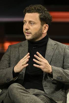 Felix Banaszak, politician, 10 26 2026. Felix Banaszak on the October 7, 2026, episode of *Markus Lanz* on ZDF TV, a German talk show. German man from Alliance 90 The Greens, speaking while sitting upright and gesturing.