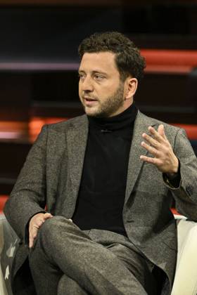 Felix Banaszak, politician, 10 26 2026. Felix Banaszak on the October 7, 2026, episode of *Markus Lanz* on ZDF TV, a German talk show. German man from Alliance 90 The Greens, speaking while sitting upright and gesturing.