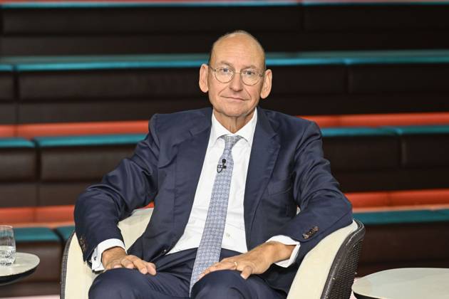 Daniel Stelter, economist, 10:26 a.m. Daniel Stelter on October 8, 2026, on *Markus Lanz*, ZDF TV, talk show, Germany, German, German man, journalist, author, economist, German economist, scientist, publisher, author, sitting with his legs crossed, neutral