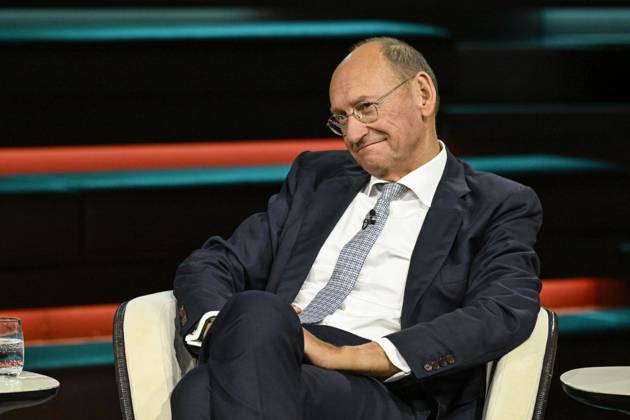 Daniel Stelter, economist, 10:26 a.m. Daniel Stelter on October 8, 2026, on *Markus Lanz*, ZDF TV, talk show, Germany, German, German man, journalist, author, economist, sitting with his legs crossed, smiling