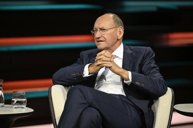 Daniel Stelter, economist, 10:26 a.m. Daniel Stelter on October 8, 2026, on *Markus Lanz*, ZDF TV, talk show, Germany, German, German man, journalist, author, economist, German economist, scientist, publisher, author, sitting sideways, speaking, gesturing