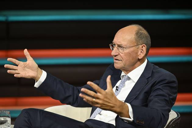 Daniel Stelter, economist, 10:26 a.m. Daniel Stelter on October 8, 2026, on *Markus Lanz*, ZDF TV, talk show, Germany, German, German man, journalist, author, economist, German economist, scientist, publisher, author, sitting sideways, speaking, gesturing