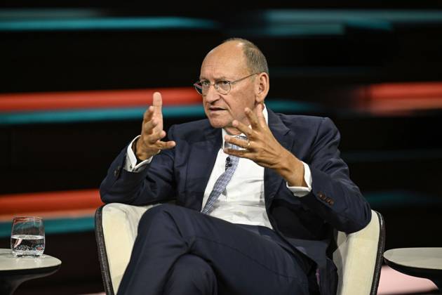 Daniel Stelter, economist, 10:26 a.m. Daniel Stelter on October 8, 2026, on *Markus Lanz*, ZDF TV, talk show, Germany, German, German man, journalist, author, economist, German economist, scientist, publisher, author, sitting sideways, speaking, gesturing