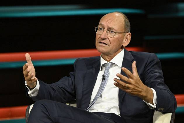 Daniel Stelter, economist, 10:26 a.m. Daniel Stelter on October 8, 2026, on *Markus Lanz*, ZDF TV, talk show, Germany, German, German man, journalist, author, economist, German economist, scientist, publisher, author, sitting sideways, speaking, gesturing