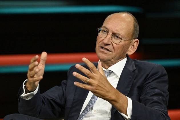 Daniel Stelter, economist, 10:26 a.m. Daniel Stelter on October 8, 2026, on *Markus Lanz*, ZDF TV, talk show, Germany, German, German man, journalist, author, economist, German economist, scientist, publisher, author, sitting sideways, speaking, gesturing