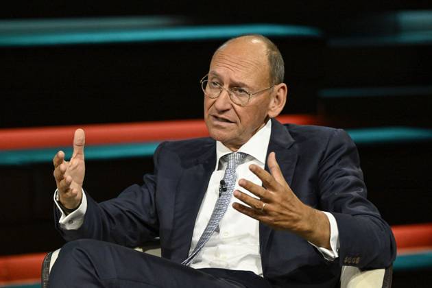 Daniel Stelter, economist, 10:26 a.m. Daniel Stelter on October 8, 2026, on *Markus Lanz*, ZDF TV, talk show, Germany, German, German man, journalist, author, economist, German economist, scientist, publisher, author, sitting sideways, speaking, gesturing