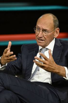Daniel Stelter, economist, 10:26 a.m. Daniel Stelter on October 8, 2026, on *Markus Lanz*, ZDF TV, talk show, Germany, German, German man, journalist, author, economist, German economist, scientist, publisher, author, sitting upright, speaking, gesturing