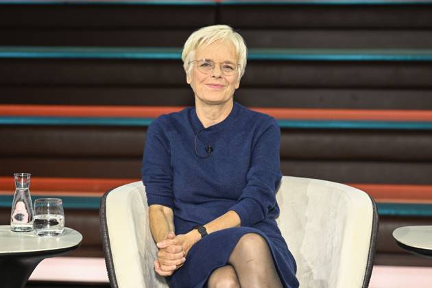Ulrike Herrmann, journalist, 10 26. Ulrike Herrmann on October 8, 2026, on *Markus Lanz*, ZDF TV, talk show, Germany, German, German woman, journalism, *taz*, German female journalist, journalism, sitting sideways, smiling