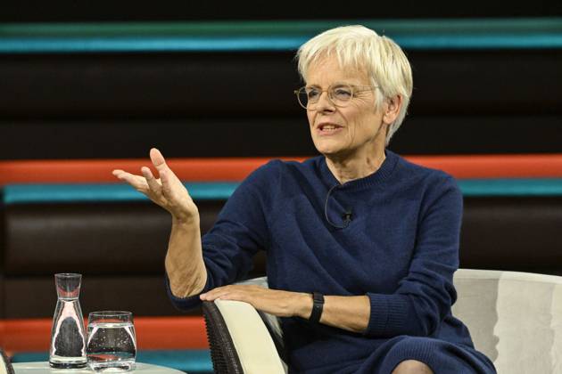 Ulrike Herrmann, journalist, 10 26. Ulrike Herrmann on October 8, 2026, on *Markus Lanz*, ZDF TV, talk show, Germany, German, German woman, journalism, *taz*, German female journalist, journalism, sitting sideways, speaking, gesturing