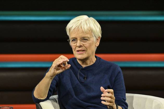 Ulrike Herrmann, journalist, 10 26. Ulrike Herrmann on October 8, 2026, on *Markus Lanz*, ZDF TV, talk show, Germany, German, German woman, journalism, *taz*, German female journalist, journalism, sitting sideways, speaking, gesturing