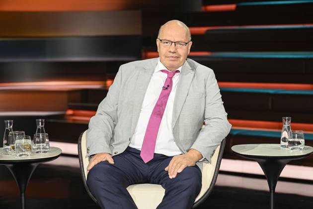Peter Altmaier, politician, 10 26. Peter Altmaier on October 8, 2026, on *Markus Lanz*, ZDF TV, talk show, Germany, German, German man, politics, CDU, German politician, sitting cross-legged, smiling