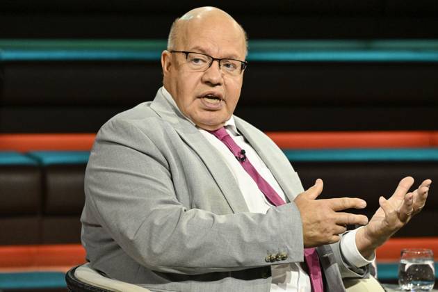 Peter Altmaier, politician, 10 26. Peter Altmaier on October 8, 2026, on *Markus Lanz*, ZDF TV, talk show, Germany, German, German man, politics, CDU, German politician, sitting sideways, speaking, gesturing