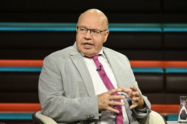 Peter Altmaier, politician, 10 26. Peter Altmaier on October 8, 2026, on *Markus Lanz*, ZDF TV, talk show, Germany, German, German man, politics, CDU, German politician, sitting sideways, speaking, gesturing