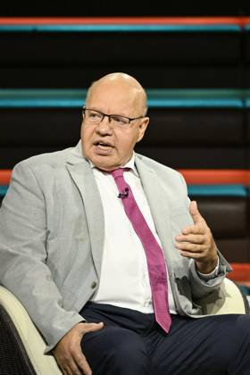 Peter Altmaier, politician, 10 26. Peter Altmaier on October 8, 2026, on *Markus Lanz*, ZDF TV, talk show, Germany, German, German man, politics, CDU, German politician, sitting upright, speaking, gesturing
