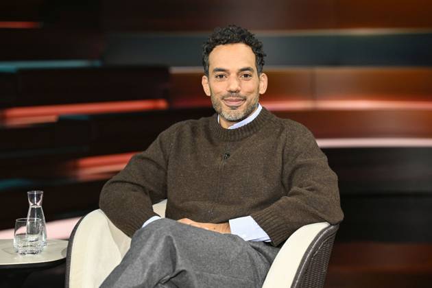 Sascha Chaimowicz, journalist, 10:26 a.m. Sascha Chaimowicz on October 7, 2026, on *Markus Lanz*, ZDF TV, talk show, Germany, German, German man, journalism, author, editor-in-chief of *Zeitmagazin*, *Zeit Magazin*, author, writer, journalist, journalism, sitting with his legs crossed, smiling