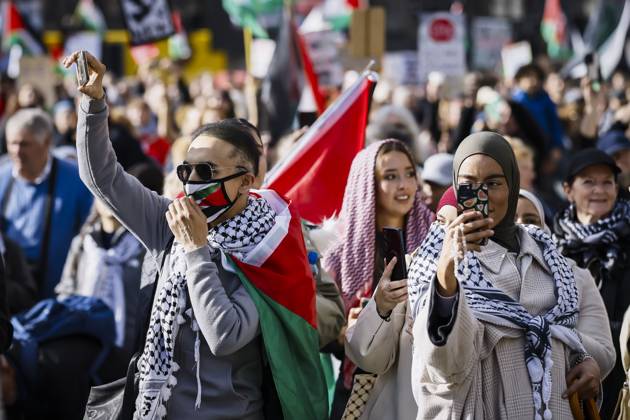 AMSTERDAM - Demonstrators during a national protest on Dam Square marking the conclusion of the nationwide week of action for sanctions against Israel. According to various activist groups, despite the ceasefire , the genocide against the Palestinian people continues unabated. KOEN VAN WEEL ANP netherlands out - belgium out  Copyright: xx x572128453x originalFilename: 572128453.jpg