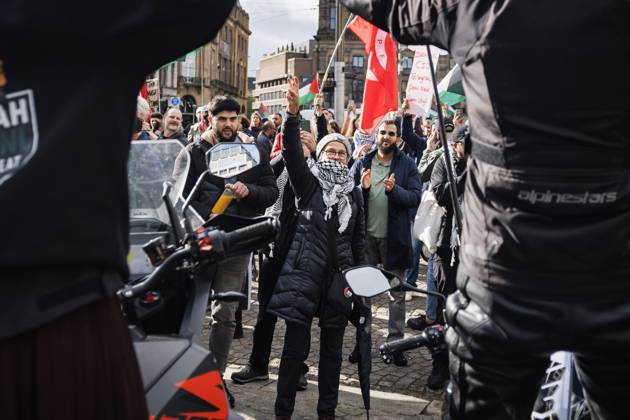 AMSTERDAM - Demonstrators during a national protest on Dam Square marking the conclusion of the nationwide week of action for sanctions against Israel. According to various activist groups, despite the ceasefire , the genocide against the Palestinian people continues unabated. KOEN VAN WEEL ANP netherlands out - belgium out  Copyright: xx x572128461x originalFilename: 572128461.jpg