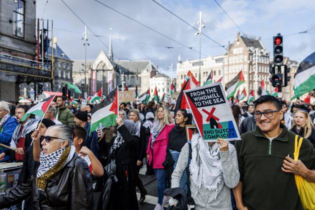 AMSTERDAM - Demonstrators during a national protest on Dam Square marking the conclusion of the nationwide week of action for sanctions against Israel. According to various activist groups, despite the ceasefire , the genocide against the Palestinian people continues unabated. KOEN VAN WEEL ANP netherlands out - belgium out  Copyright: xx x572131243x originalFilename: 572131243.jpg